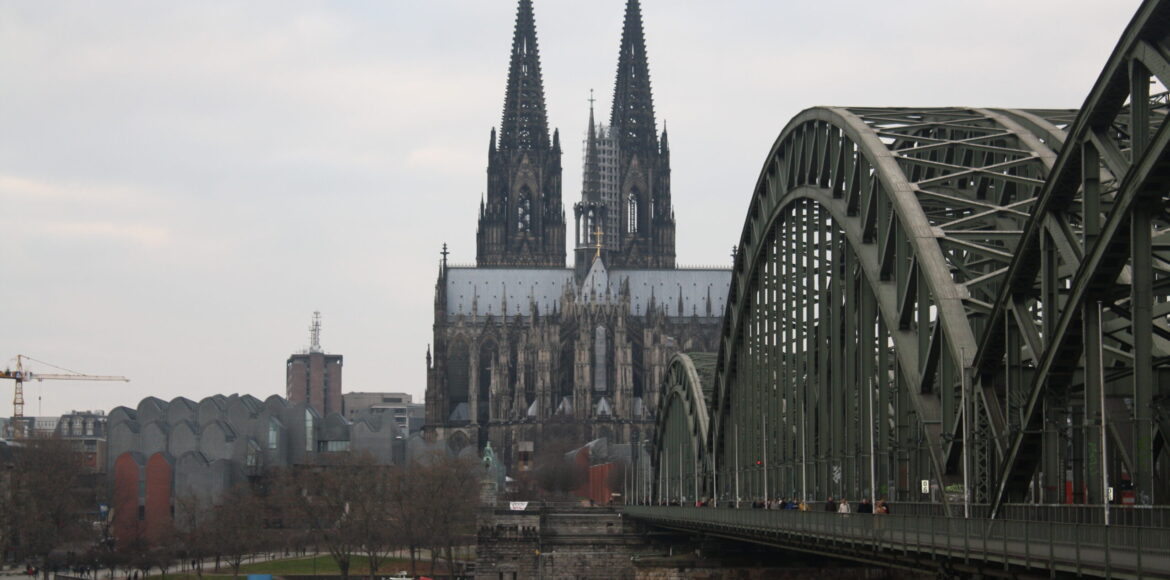 brucke-uber-den-fluss-der-stadt-gegen-den-himmel