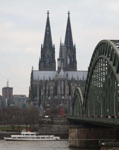 brucke-uber-den-fluss-der-stadt-gegen-den-himmel