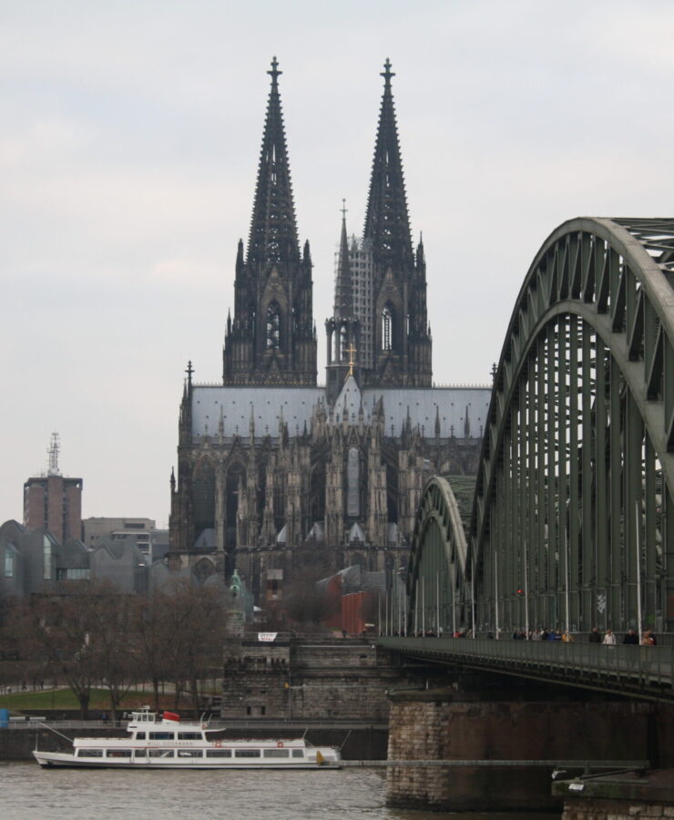 brucke-uber-den-fluss-der-stadt-gegen-den-himmel